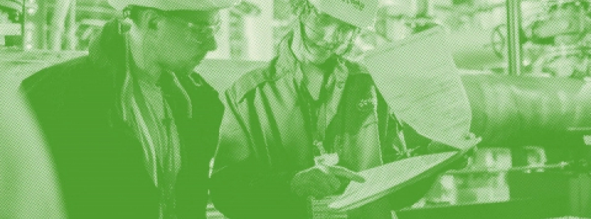 Un technicien et une technicienne analysent un rapport au sein d'une salle des machines