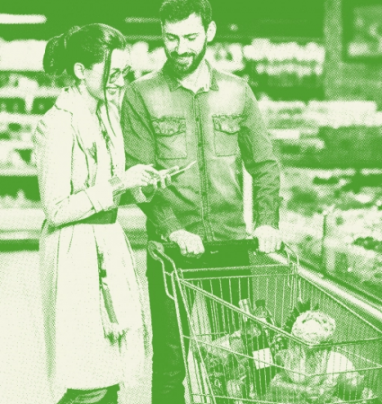 Un homme et une femme pendant leurs courses au rayon froid du centre commercial