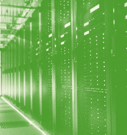 Plusieurs serveurs au sein d'un green data center économe en énergie