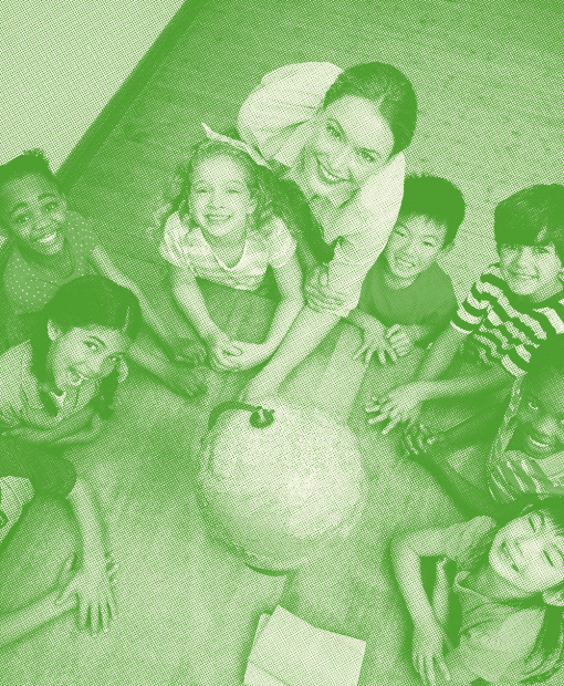 Groupe d'enfants devant un globe terrestre pour représenter la récupération d'énergie et la préservation de la planète